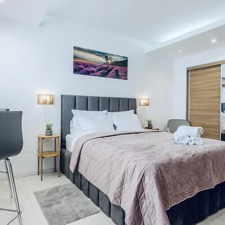Kronstadt - Gara Apartment